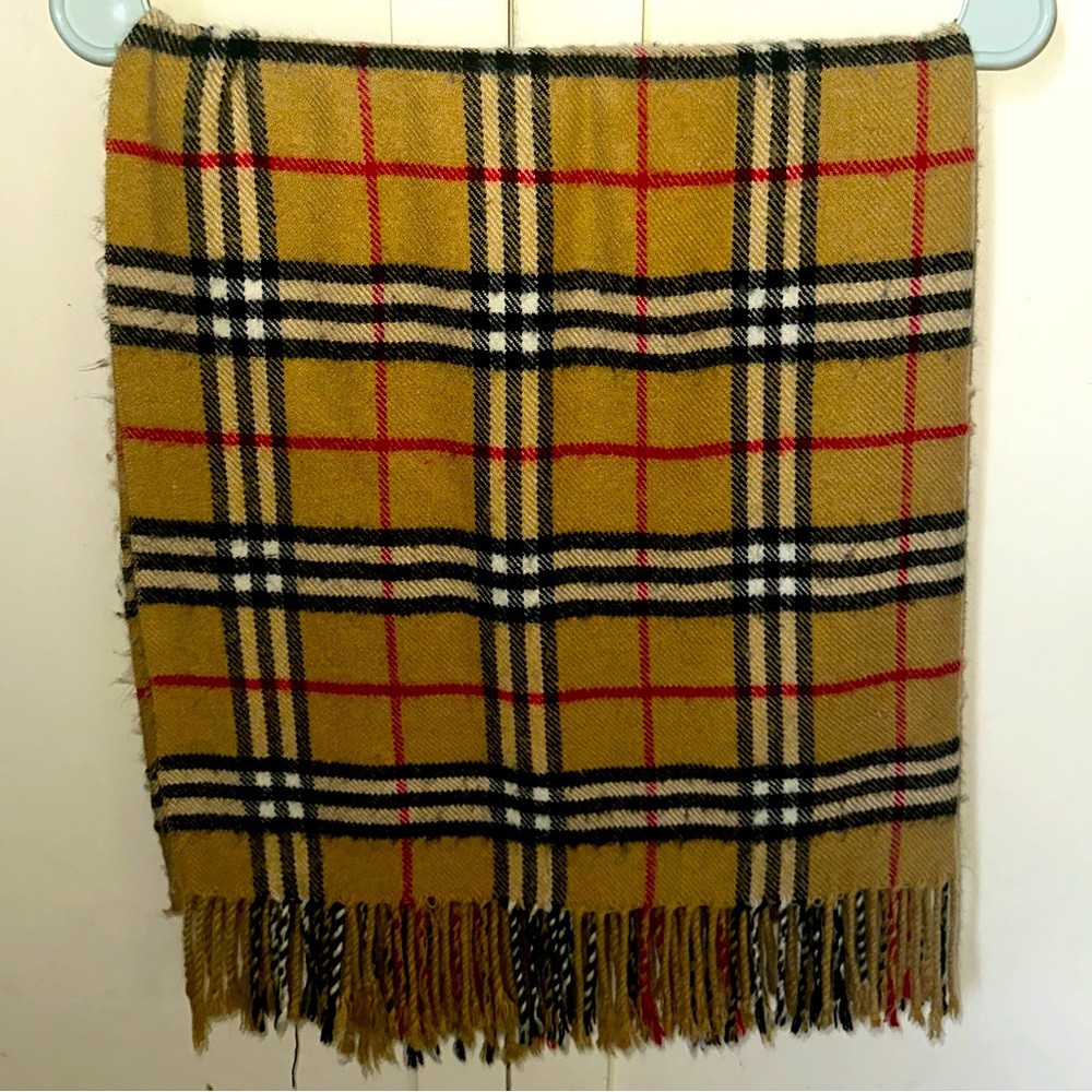 BURBERRY SCARF in perfect condition, is very large when unwrapped